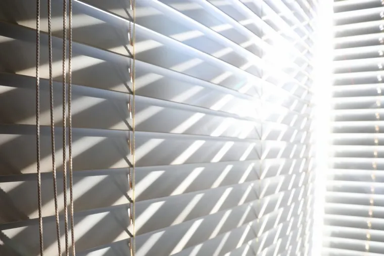 Pose de store vénitien sur une terrasse de maison au Barcarès, Le Barcarès, RPS ALU